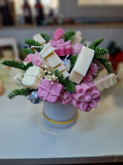 Aranjament cu flori din ceara