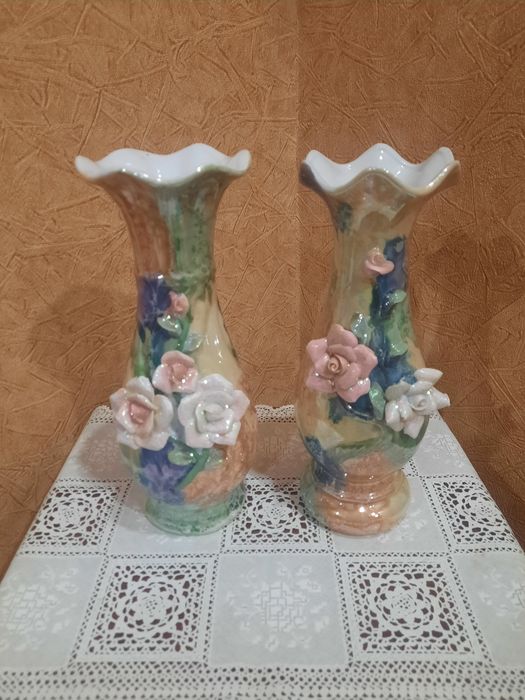 Китайские, винтажные парные вазы, глазуированный фарфор, лепнина розам