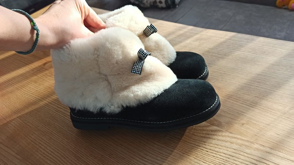 Боти естествен велур и вълна.