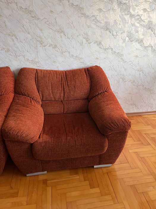 Диван с два фотьойла и две табуретки