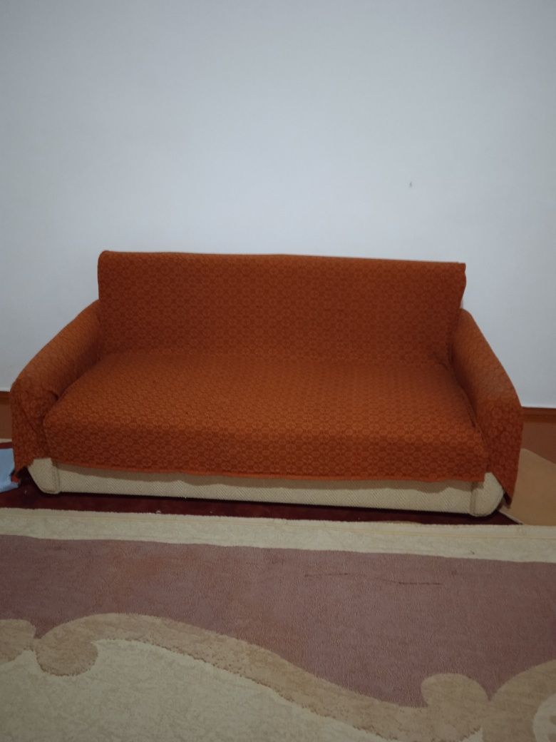 Продам 2-х спальную диван раскладной с 2-я креслами, с чехлами, произв