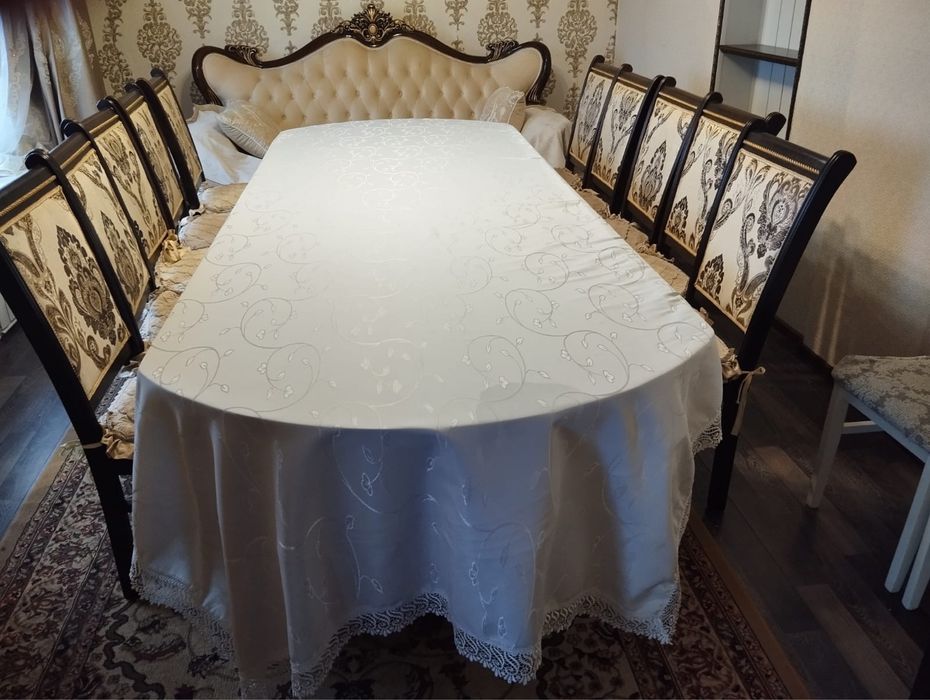 Стол с 10 стульями