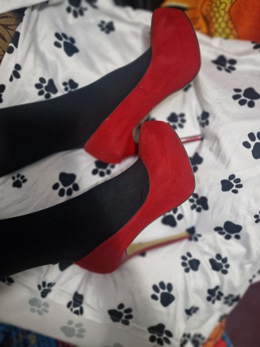 Pantofi roșii cu toc