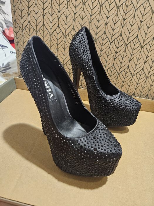 Високи затворени обувки с камъни