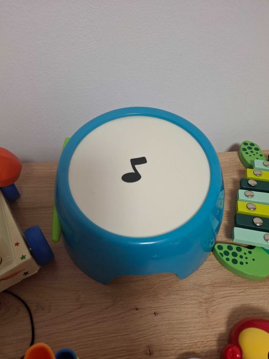 Vand lot cu 8 jucarioare (telefon, toba, xilofon,fluier,etc)