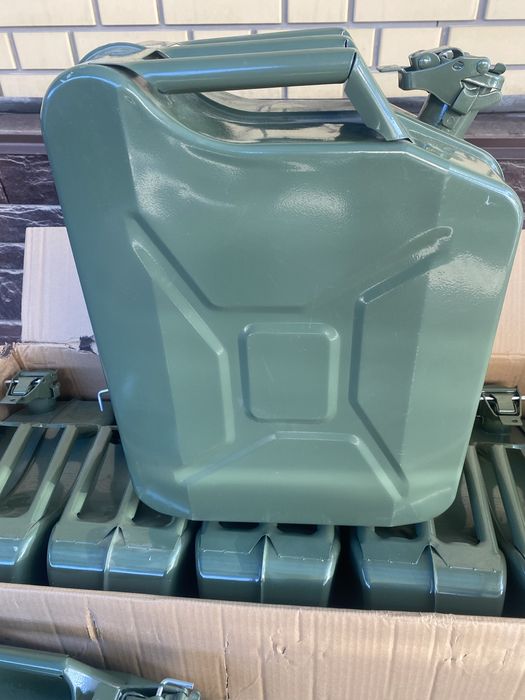 Канистры металлические 20 л новые 7 шт