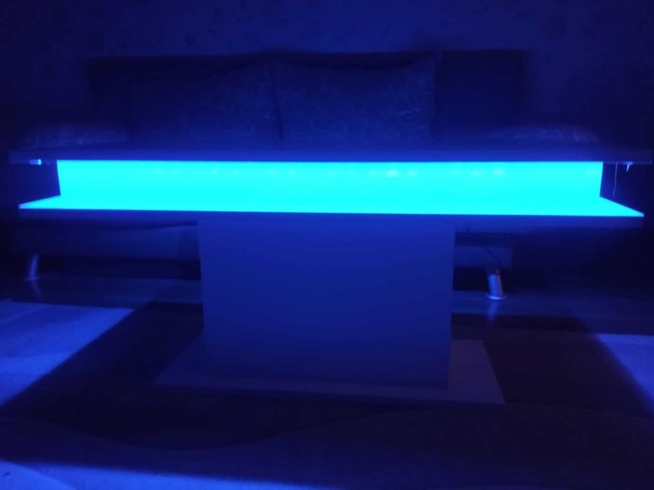 Холна маса Аурора с включено RGB LED осветление и дистанционно.