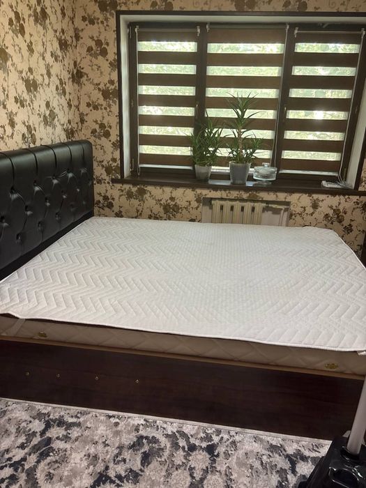 Продаётся кровать с новым матрасом есть и другие кровати