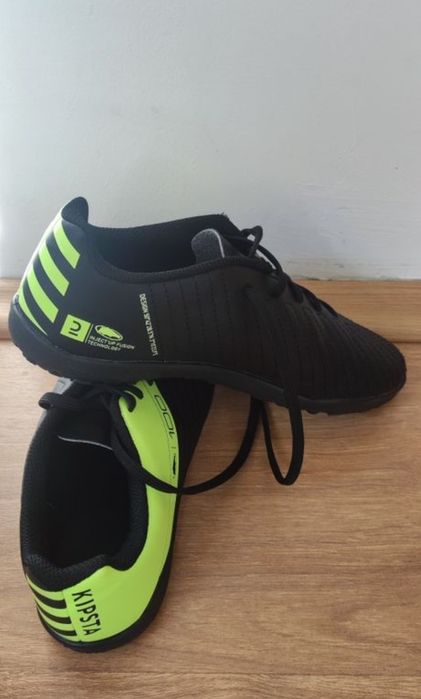 Adidași de fotbal pentru copii