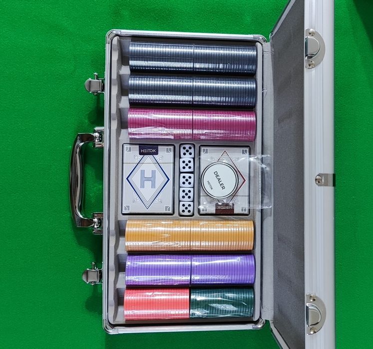 Покерный набор 300 фишек керамические фишке. Покер набор.