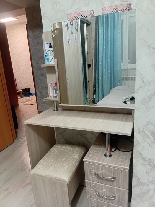 Продам дамский столик