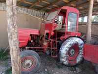 T 25 traktor tirkama, plug va zapchastlari bilan sotiladi.
