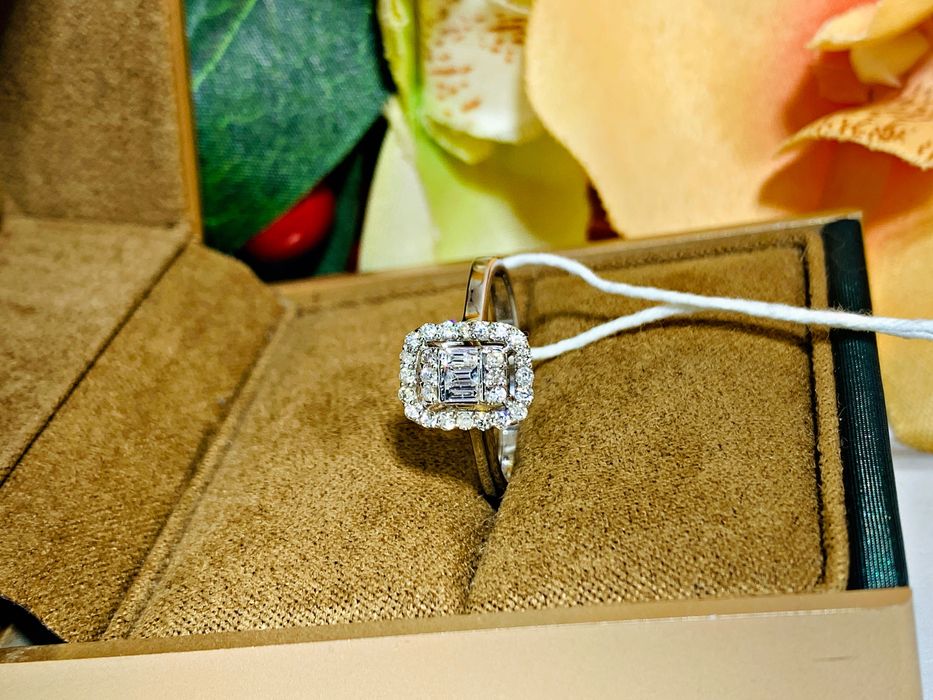 золотое кольцо с багетными бриллиантами