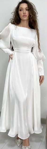 Белое платье с кристалльной тканью