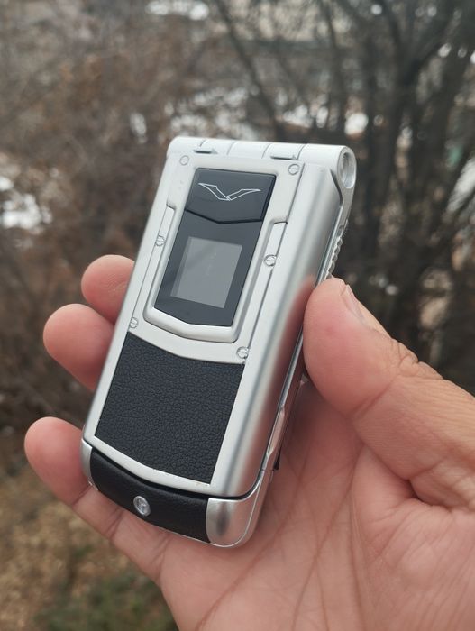 Vertu Ayxta телефоны для связи