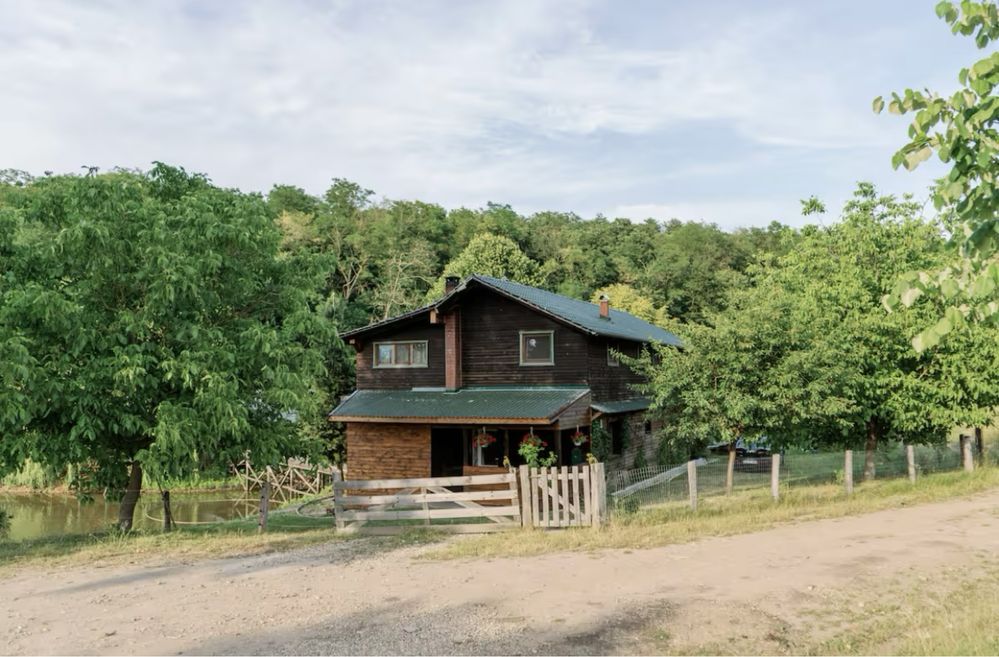 Inchiriez cabana langa lac , pescuit inclus , 6 camere .