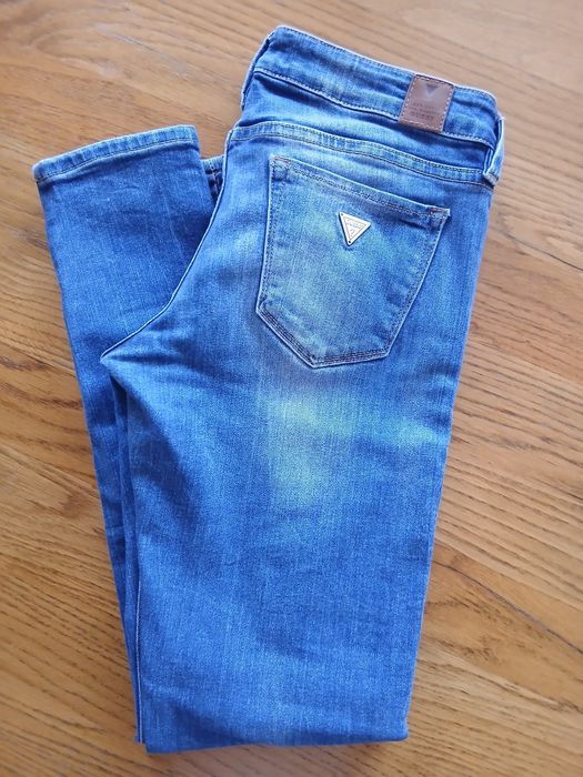 Дамски дънки.Размера е сниман