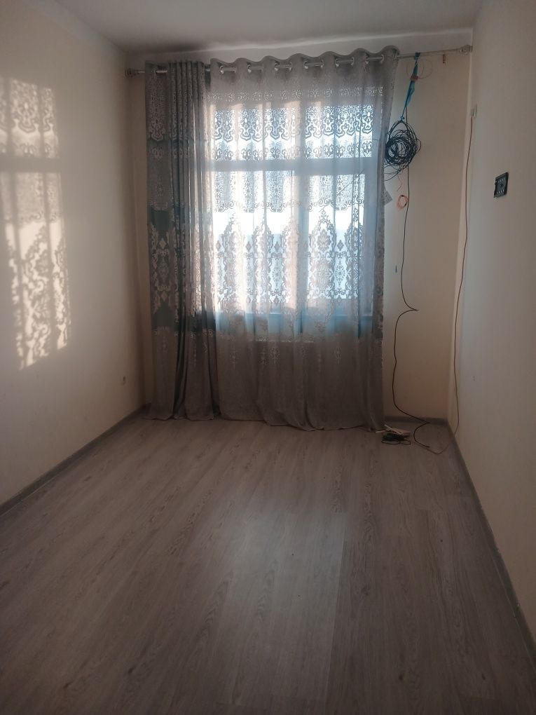 Uy sotiladi 77m²