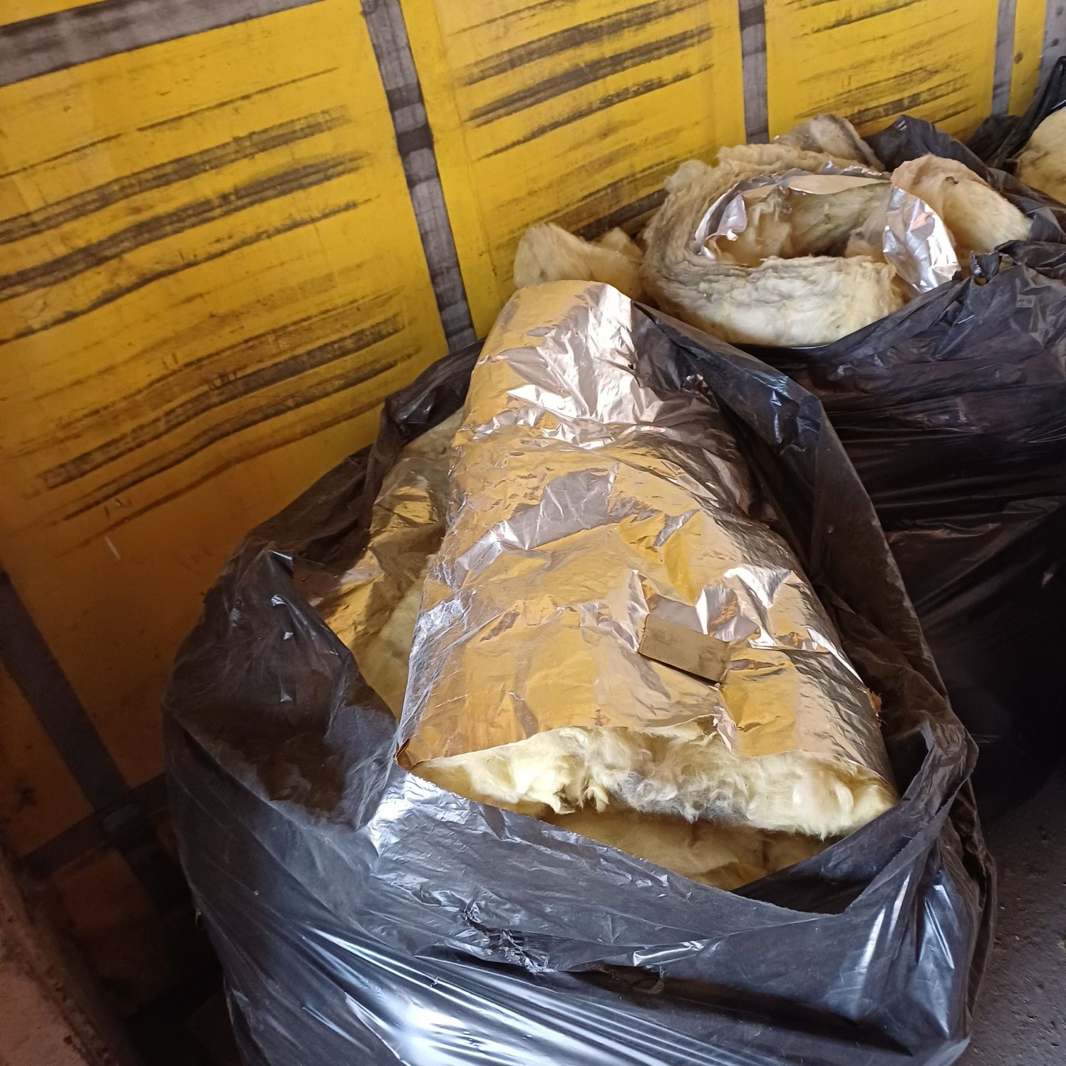 Vând vată minerală ce se vede în poză
