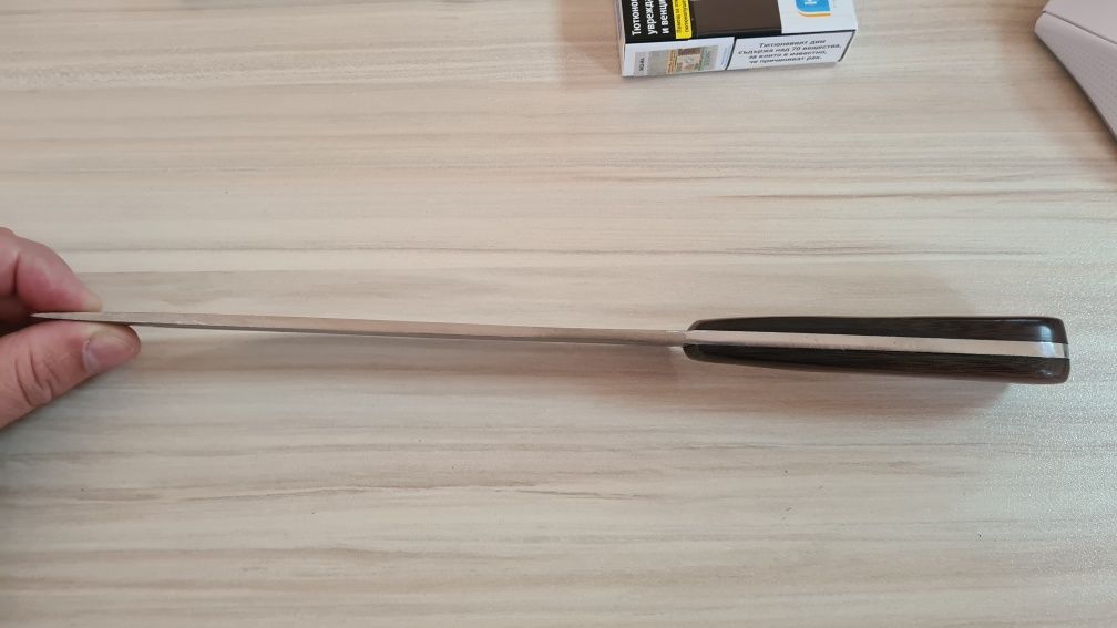 нож.                             .