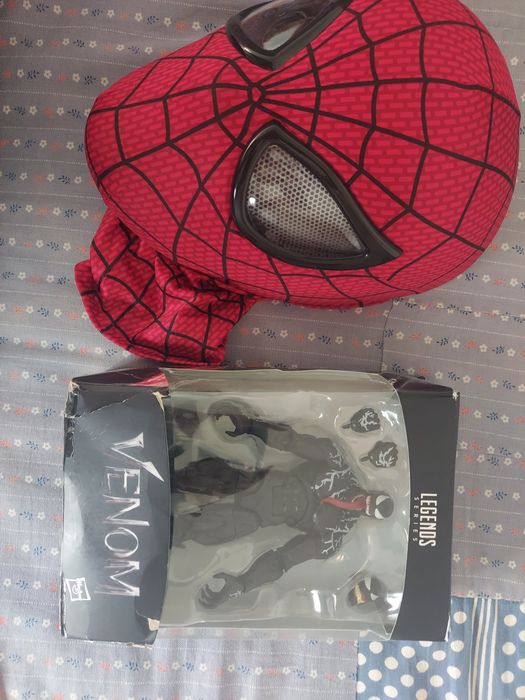 Продаю маску Человека Паука и Фигурку Венома