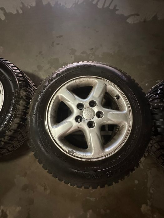 Зимни гуми с джанти 215/65/R16 от Тойота Рав4 (Toyota RAV4)