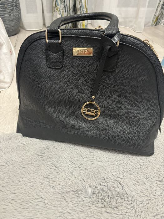 Vand geanta BCBG neagra in stare f buna