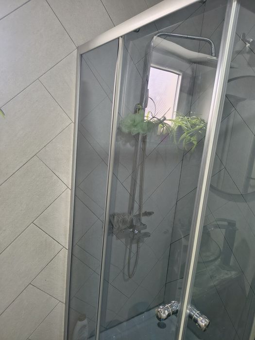 Cabina dus cu cadita