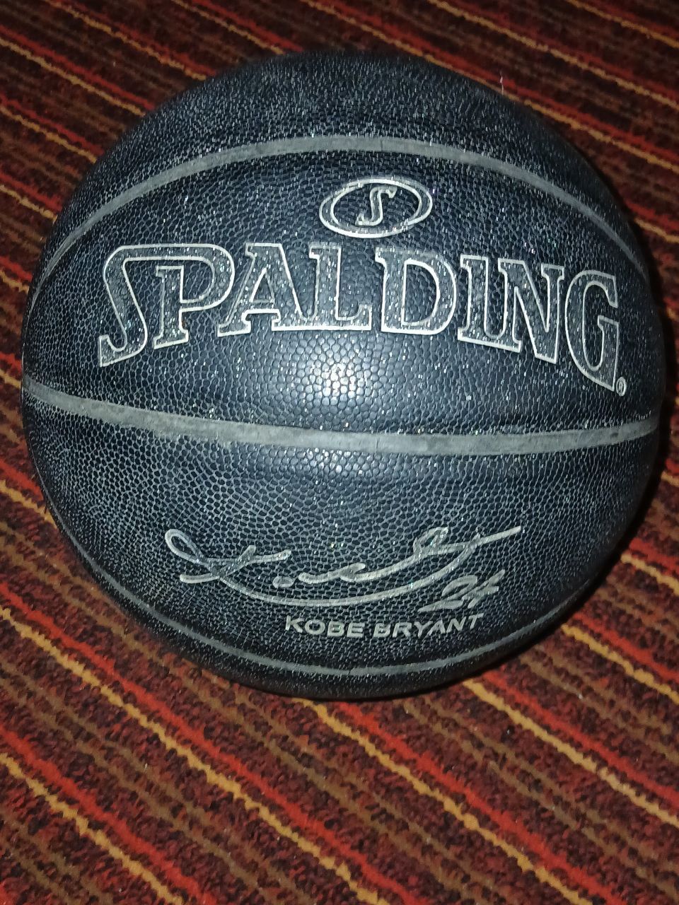 Продается баскетбольный мяч Spalding с подписью