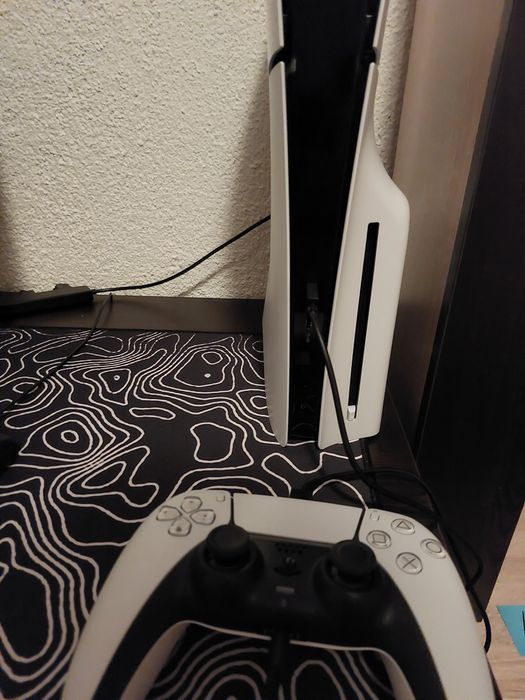 Продавам ps 5 с 1 контроллер