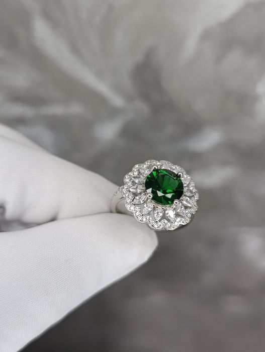 Шикарное серебряное кольцо с Изумрудом синтетик