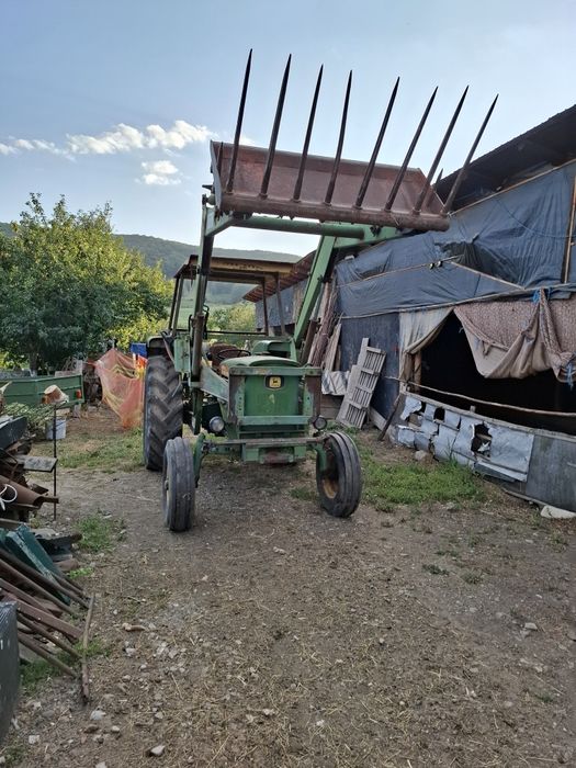 Tractor John deere cu încărcător frontal