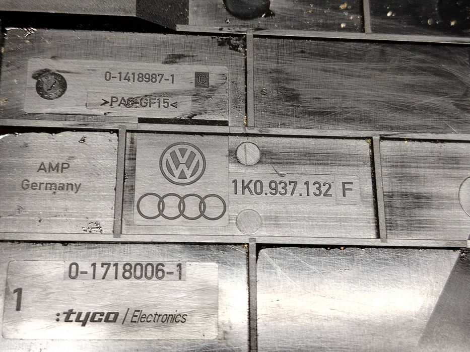 Capac panou sigurante 1k0937132f Volkswagen VW Passat B6 [2005 - 2010