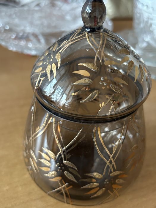 Красива купа със златни орнаменти и капак