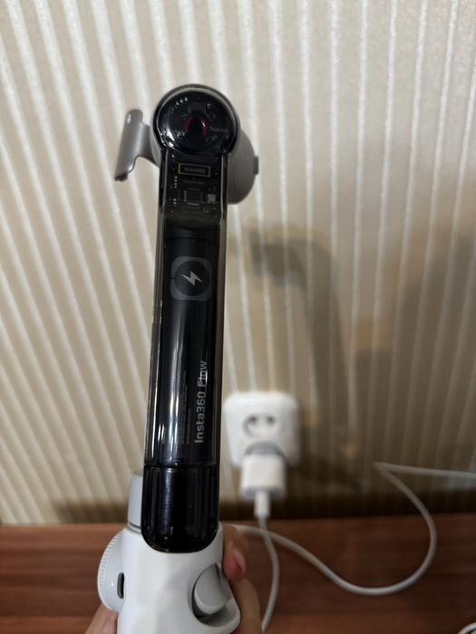 Стабилизатор Insta360 Flow