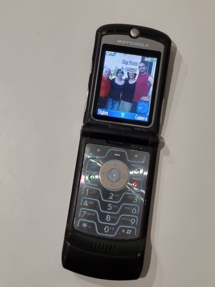 Telefon cu clapeta V3 cu incarcator