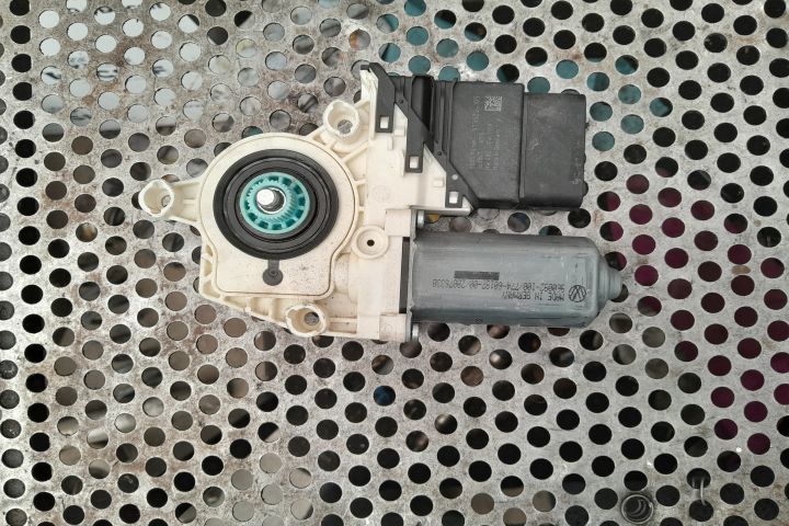 Motoras macara geam spate dreapta 1K0959704 Volkswagen VW Passat B6