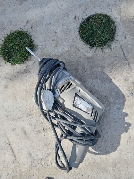 Шуруповёрт сотилади.