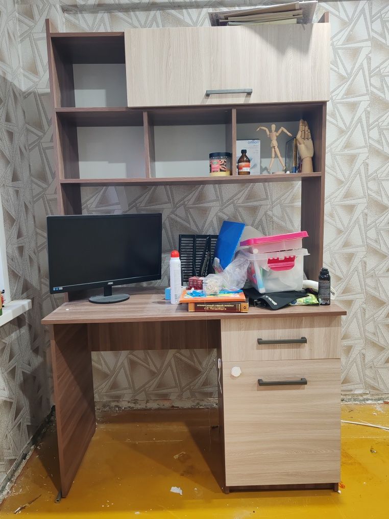 Продам стол компьютерный