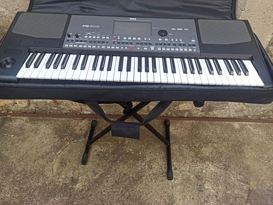 Продавам клавир Korg pa600