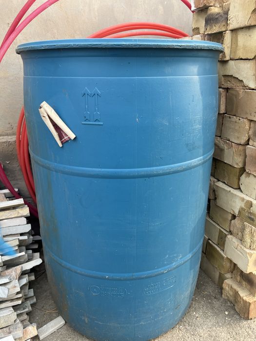 Чистая пластмассовая бочка 200 литровая