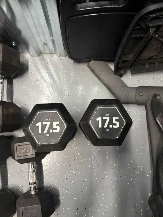 Gantere Hexagonale 15kg, 17kg, 25kg și kettlebell de 16kg.