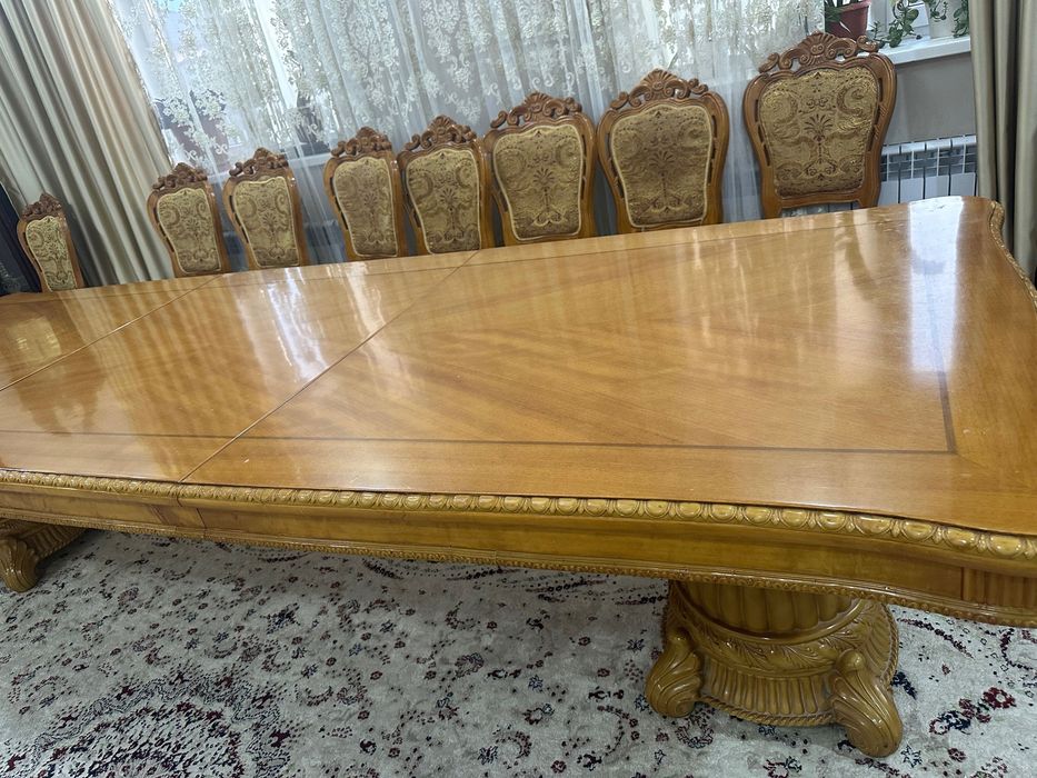Стол с стульями для гостиной