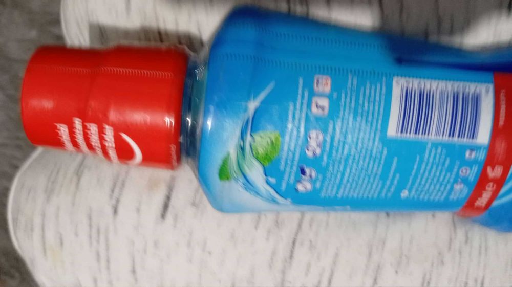 Vand apă de gură colgate