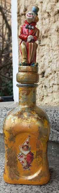 Ръчно декорирана винтидж бутилка за домашен алкохол