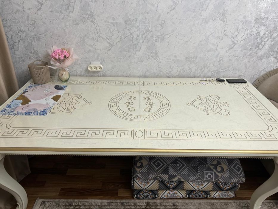 Продам стол гостинную