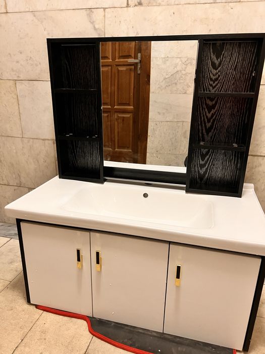 Тумба с раковиной и зеркалом