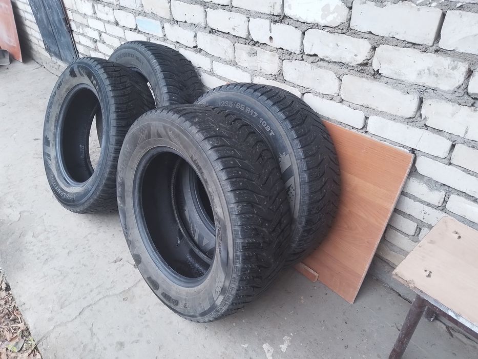 Продам  зимнию резину на17 недорого срочно
