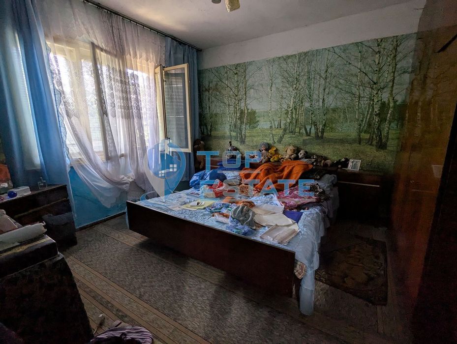 Тухлена къща на тиха и спокойна улица в село Поликраище