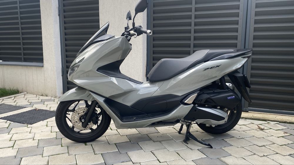 Honda PCX aproape noua ,garantie 09/27 se conduce cu B